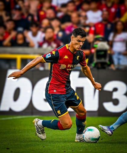 Quince presencias, un gol, una actuación como titular y nueve como suplente suma, apenas, el atacante argentino en el equipo genovés, en el que también actuó Milito.