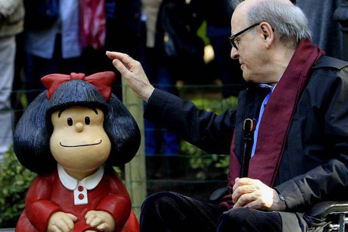 Quino junto a su creación que dio la vuelta al mundo