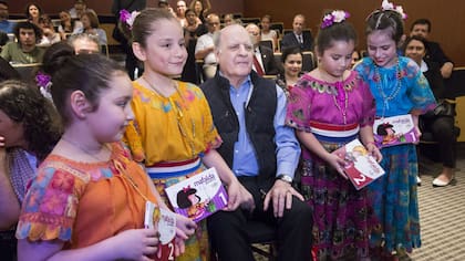 Quino, rodeado de nenas de la colectividad paraguaya