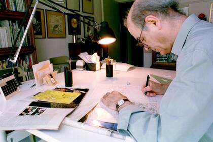 Quino trabajando en su estudio en el año 97