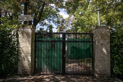 La quinta de Armando Gostanián tiene una apariencia abandonada, a pesar de ser ahora un depósito de autos.