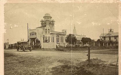 Quinta en Libertador e Hipólito Yrigoyen (1920): circuló como una postal de la casa Peuser como “Camino de automóviles entre Vicente López y Olivos”. Colección AHMVL.