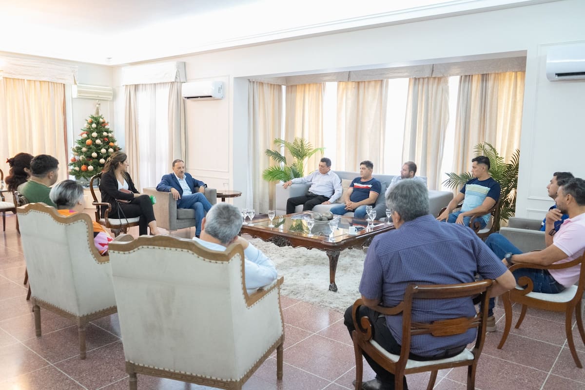 Quintela con representantes de movimientos políticos que apoyan la emisión de una cuasi moneda.