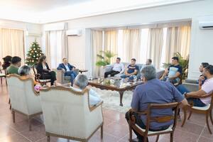 Quintela con representantes de movimientos políticos que apoyan la emisión de una cuasi moneda.