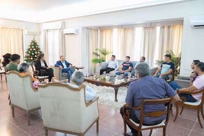 Quintela con representantes de movimientos políticos que apoyan la emisión de una cuasi moneda.