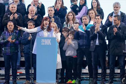 Quintela, Kicilloff y Alicia Kirchner, los únicos tres gobernadores presentes en el acto del 25.