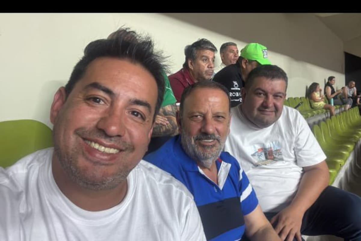 Quintela regresó de las vacaciones y fue a ver vóley en el Súper Domo riojano.