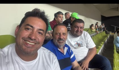 Quintela regresó de las vacaciones y fue a ver vóley en el Súper Domo riojano.