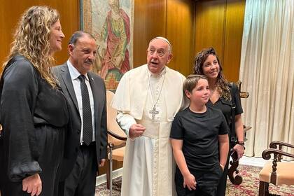 Quintela y parte de su familia, con Francisco, en una audiencia en el Vaticano, el jueves pasado