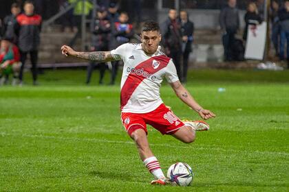 Quintero anota su penal, el primero de la serie; a River no le alcanzó con la efectividad del colombiano, el mejor de su equipo