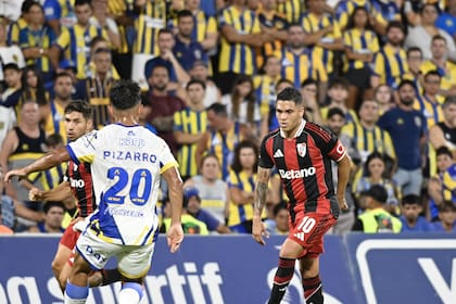 Quintero controla la pelota ante la marca de Pizarro