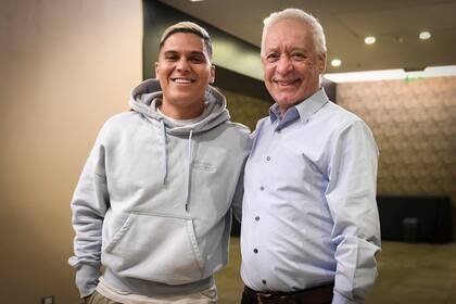 Quintero junto al presidente Víctor Blanco, el día de la firma del contrato del colombiano con Racing
