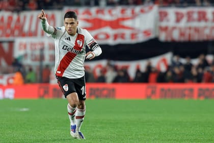 Quintero sale a festejar su gol a San Lorenzo, el que le dio la chance de ir a los penales ante San Lorenzo, por el Apertura 2026