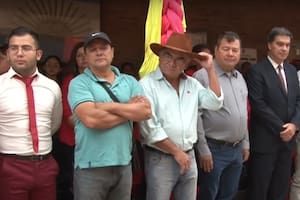 Quintín Gómez (de sombrero marrón), en marzo, al lado de Emerenciano Sena y Jorge Capitanich; de corbata roja, César Sena, acusado del crimen de su novia, Cecilia Strzyzowski