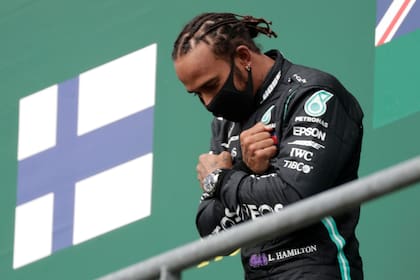 Quinto triunfo de Lewis Hamilton. que festeja en el podio de Bélgica