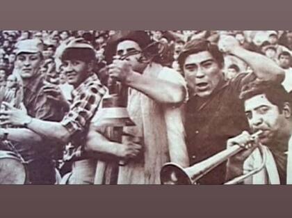 Quique, con la campana, junto a la hinchada de Boca