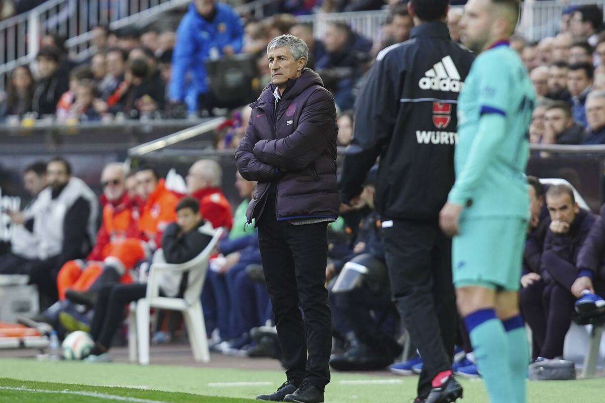 Quique Setuién observa el partido parado: perdió su primer encuentro como DT de Barcelona.