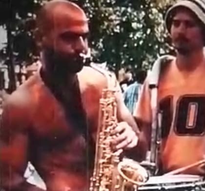 Quique tocando el saxo en las calles de Ámsterdam.