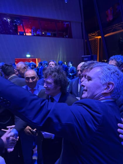 Quirno encabeza la selfie mientras Milei saluda a los invitados