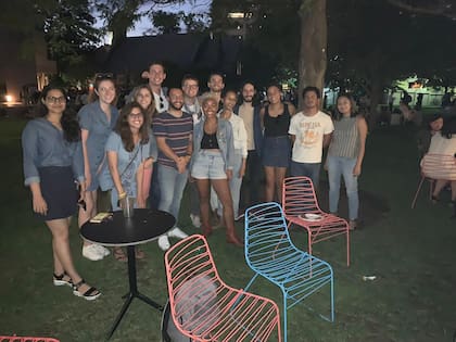 Quiroga Barrera junto a sus compañeros de clase durante una de las primeras noches de la maestría