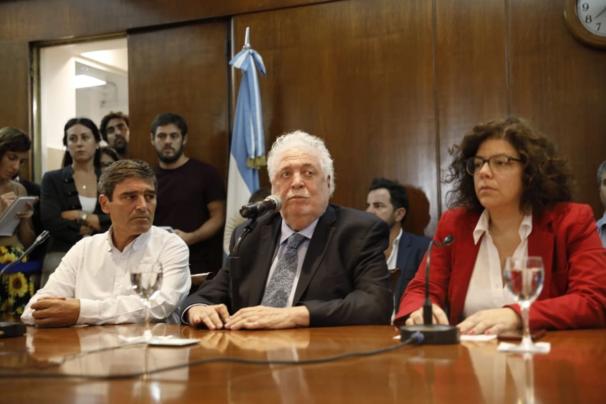 Quirós, González García y Rizzoti darante la conferencia para informar sobre el primer argentino con coronavirus