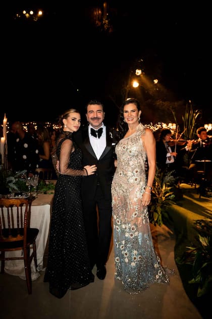 "Quise llevar a soñar a todos. Y la energía de amor que se vivió esa noche es muy difícil que se vuelva a repetir", dice Saiach, que en la imagen se lo ve junto a Elke Szmuc y Carmen Castillo.
