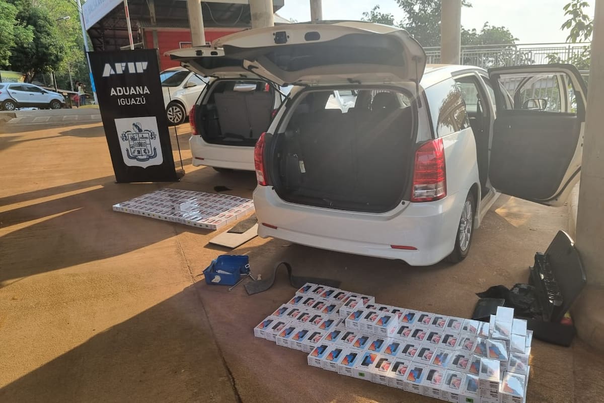 Quisieron entrar al país más de 170 celulares escondidos en los baúles de dos autos.