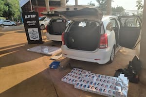 Quisieron entrar al país más de 170 celulares escondidos en los baúles de dos autos.