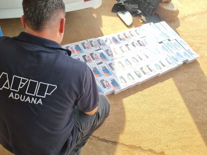 Quisieron entrar al país más de 170 celulares escondidos en los baúles de dos autos