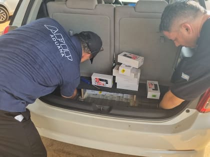 Quisieron entrar al país más de 170 celulares escondidos en los baúles de dos autos