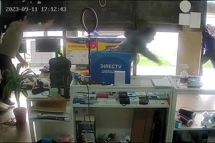 Quisieron robar un local de celular, pero los empleados le quitaron el arma.