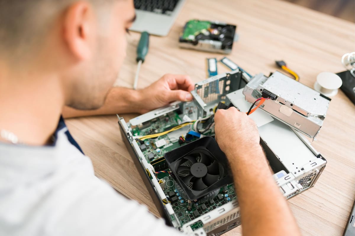 Quiso limpiar su computadora después de años sin revisarla y encontró algo que jamás imaginó (Foto: Freepik)