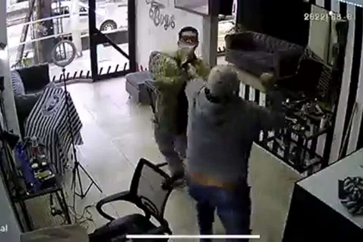 Quiso robar una peluquería en Mendoza, le dieron dos trompadas y terminó abrazado a su víctima