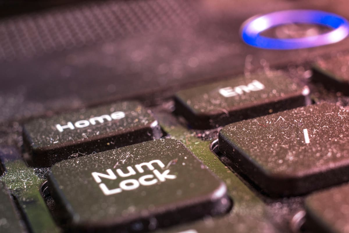 Quitar el polvo y la grasa de una notebook no es complicado, pero hay que tomar ciertos recaudos para no dañar el plásico o metal