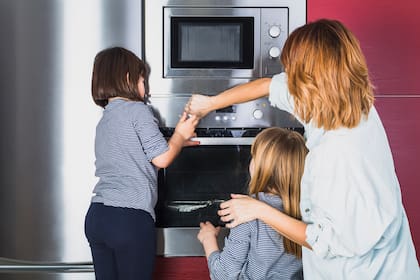 Quitar las manchas de grasa de los electrodomésticos puede ser una de las tareas más tediosas del hogar (imagen ilustrativa)