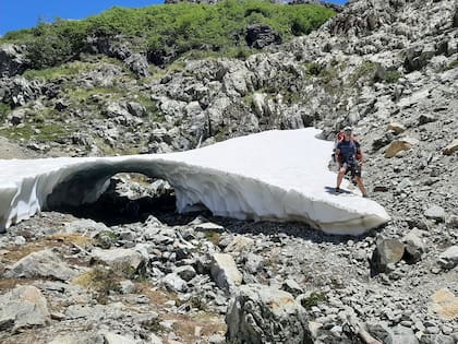 “Quizás el cambio más grande no fue geográfico, sino interno. La Patagonia me enseñó a bajar el ritmo. A escuchar el viento entre los pinos, el sonido del agua, el silencio de las montañas.