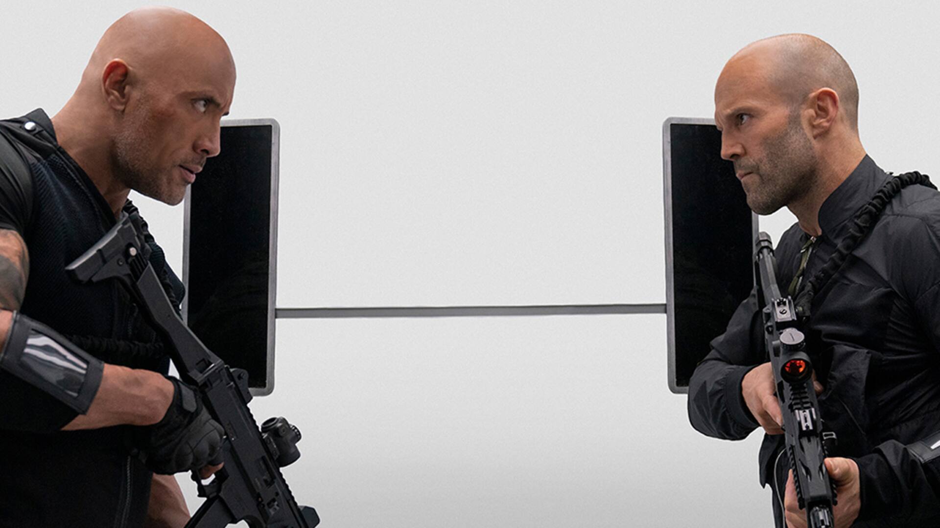 Dwayne Johnson en una escena de Rápidos y furiosos: Hobbs and Shaw, el spinoff que protagonizan junto a Jason Statham que llegará el jueves a las salas locales