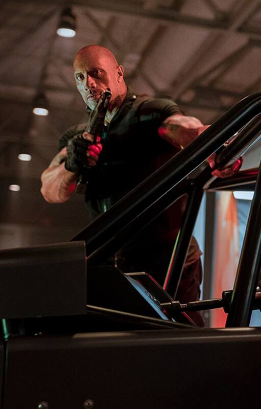 Dwayne Johnson en una escena de Rápidos y furiosos: Hobbs and Shaw, el spinoff que protagonizan junto a Jason Statham que llegará el jueves a las salas locales