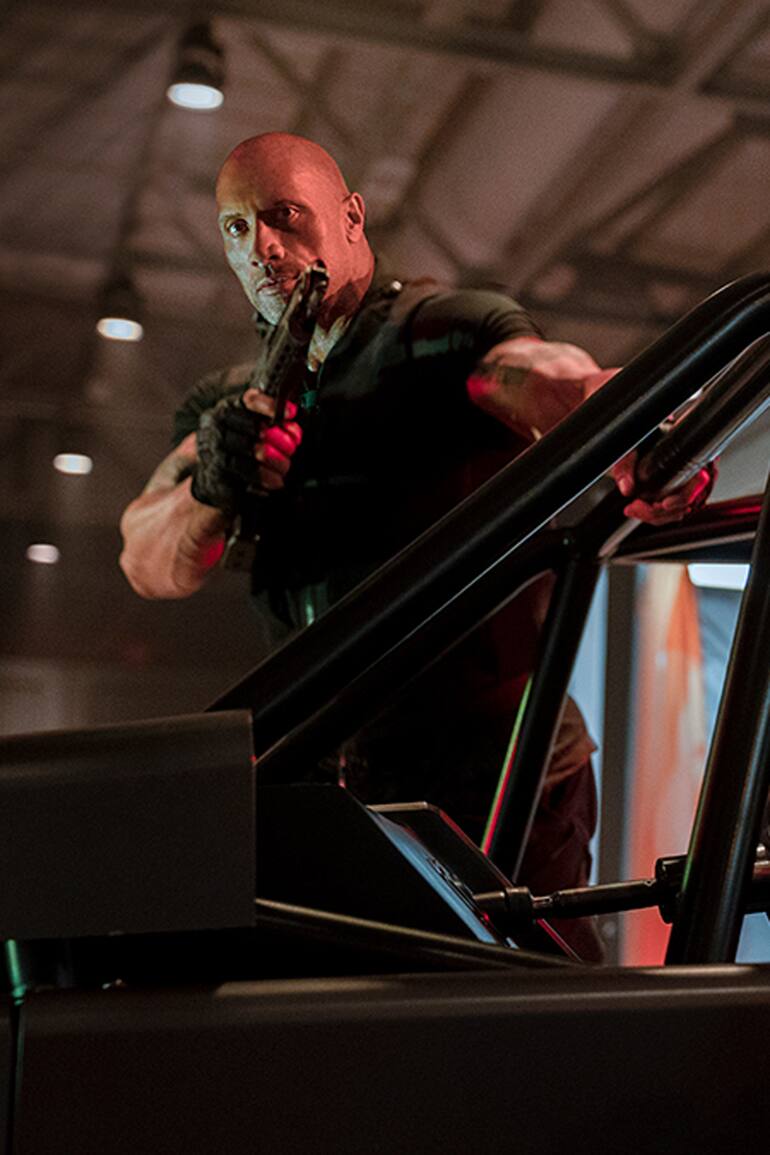 Dwayne Johnson en una escena de Rápidos y furiosos: Hobbs and Shaw, el spinoff que protagonizan junto a Jason Statham que llegará el jueves a las salas locales