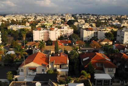 Ra'anana está en el Distrito Central de Israel y tiene una población de aproximadamente 69 mil habitantes.