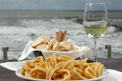 Rabas junto al mar: un clásico de la ciudad que no para de sumar opciones y renovarse.