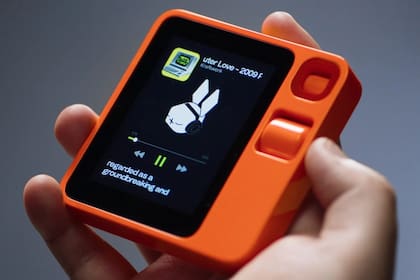 Rabbit R1 era un asistente que podía responder instrucciones en forma oral o interactuando en forma directa con una aplicación cualquiera; llegó en 2024 y no logró ventas significativas