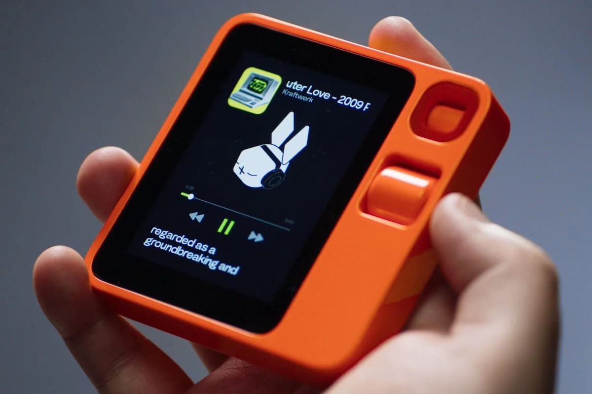Rabbit R1 es un asistente que puede responder instrucciones en forma oral o interactuando en forma directa con una aplicación cualquiera