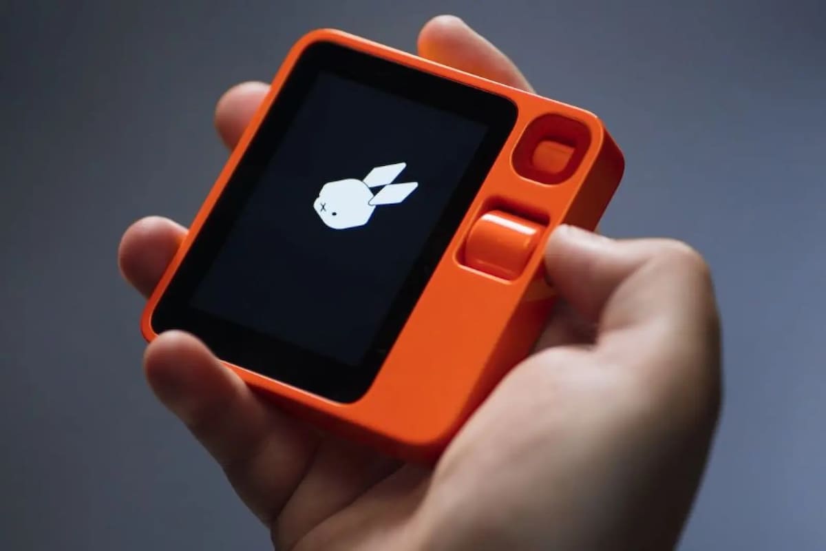 Rabbit R1 es una computadora de mano que quiere unificar todas las interfaces de usuario en una sola, dejando que la IA aprenda a usar tus apps