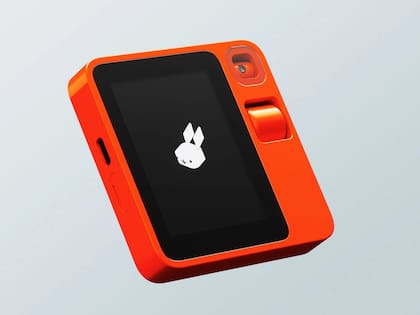 Rabbit R1 es una computadora de mano que quiere unificar todas las interfaces de usuario en una sola, dejando que la IA aprenda a usar tus apps