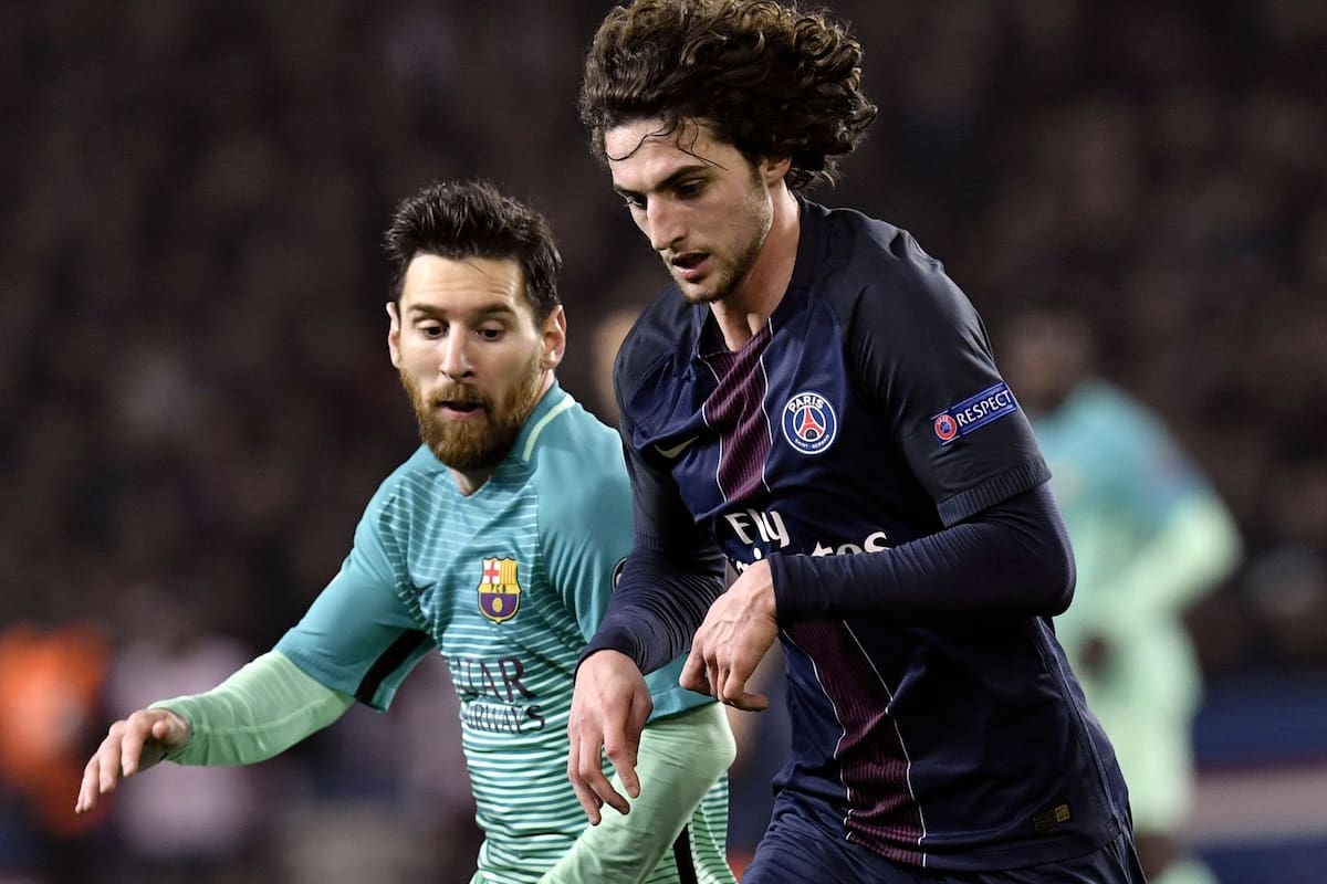 Rabiot disputa una pelota con Messi en el último cruce del PSG contra Barcelona