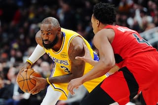 Racha de 1.297 partidos de LeBron James con doble dígito termina, pero aporta asistencia ganadora