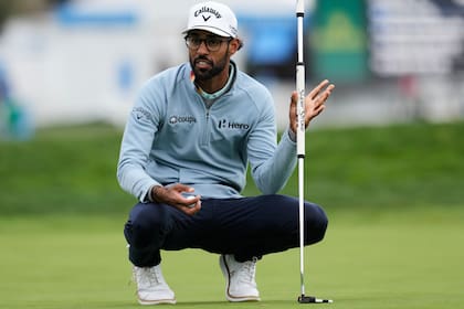 Rachas de grandes birdies de Bhatia lo ayudan a superar el viento y a liderar en Pebble Beach