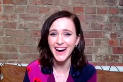 Rachel Brosnahan, desde su casa: la actriz de The Marvelous Mrs. Maisel sigue la ceremonia en pijama