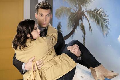 Rachel Bloom y Scott Michael Foster, quien interpreta a Nathaniel